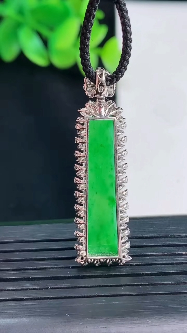 天然A货翡翠无事牌吊坠，尺寸39-11.5-6.5，裸石28-7重量:3.64g
4月13日