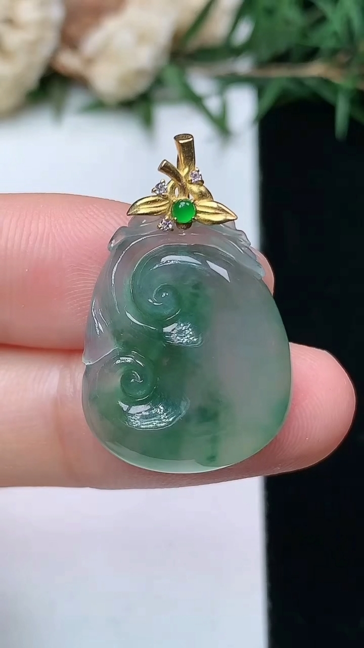 天然A货翡翠飘花如意吊坠，尺寸21.8-17.4-5，重量:3.56g
4月13日