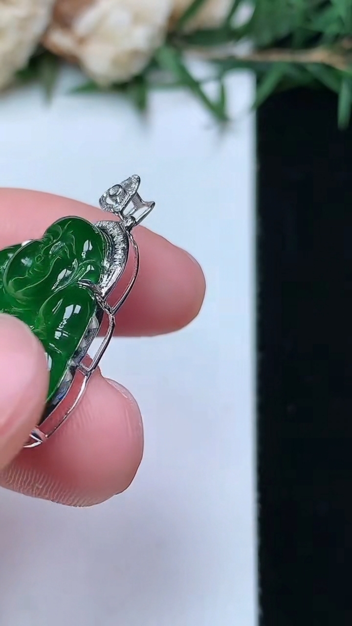 天然A货翡翠佛公吊坠，尺寸19.8-23.5-5.4，重量:3.26g
4月13日