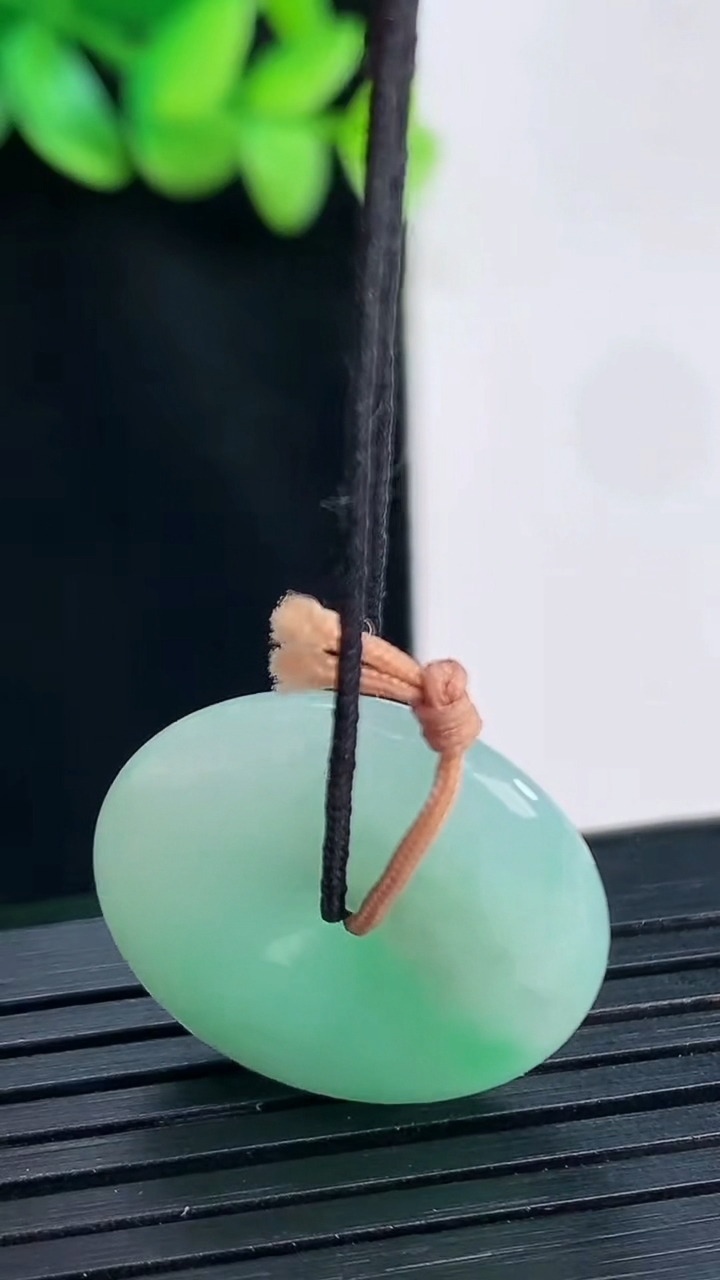 天然A货翡翠平安扣吊坠，尺寸23-6重量:6.62g
4月13日