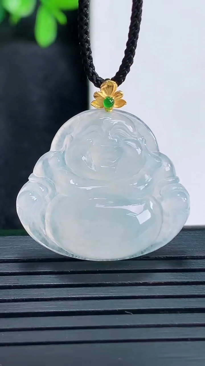 天然A货翡翠佛公吊坠尺寸27.8-26.6-5.8重量:5.31g
4月13日