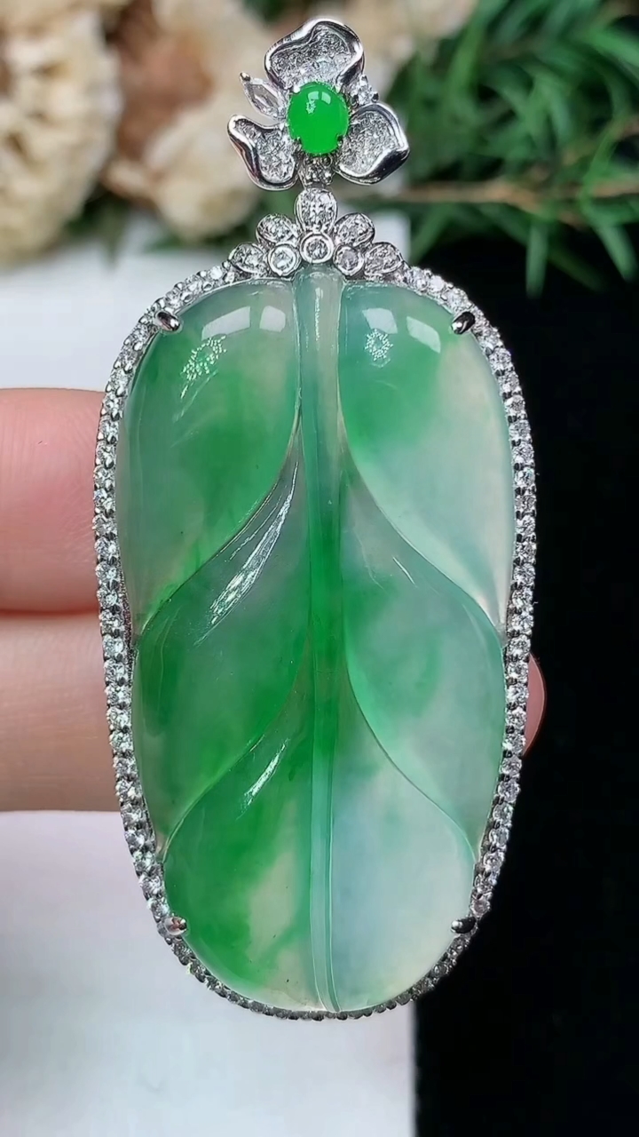 天然A货翡翠金枝玉叶 叶子吊坠，尺寸56-25-8.3，裸石40.6-22，重量:12.29g
4月