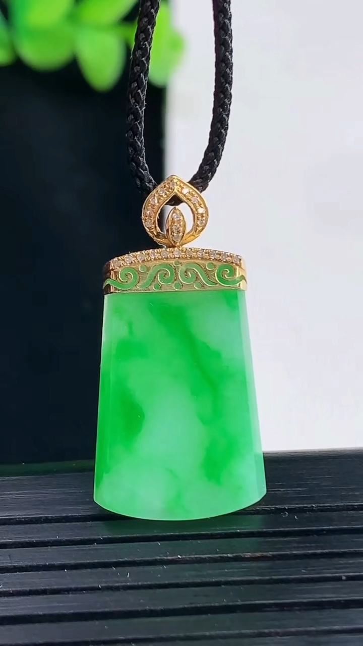 天然A货翡翠无事牌吊坠，尺寸23.5-15-3重量:3.29g
4月13日