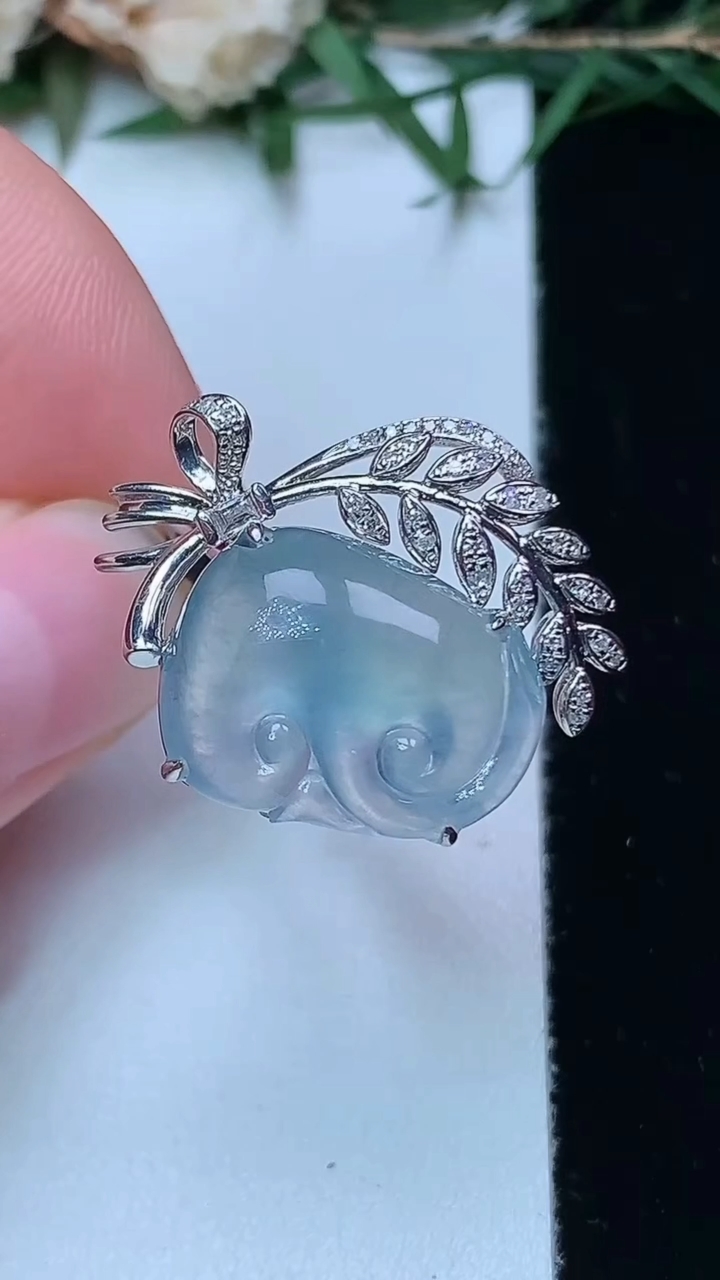 天然A货翡翠白冰如意戒指，尺寸17.7-16.4-12.6，重量:5.38g2026年4月13日
工