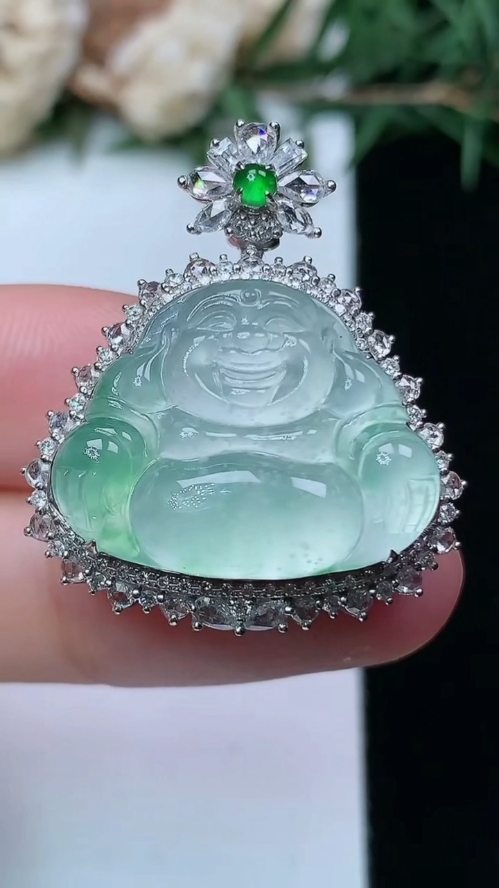 天然A货翡翠佛公吊坠，尺寸30.5-25.8-12.2，裸石16.8-21.4，重量:7.78g
4