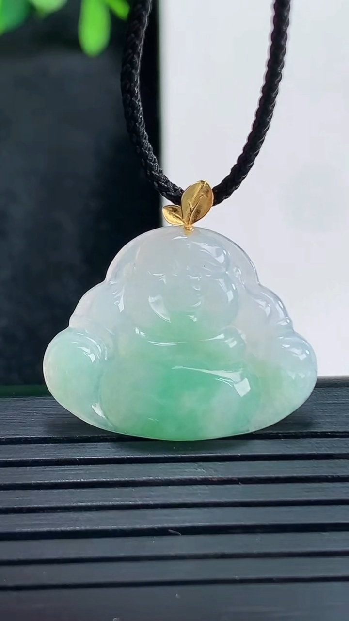 天然A货翡翠佛公吊坠尺寸23.2-25.2-2.4重量:2.29g
4月13日