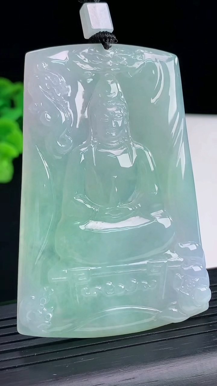 天然A货翡翠春带彩观音菩萨吊坠，尺寸69-48-5.5重量:46.65g
4月13日