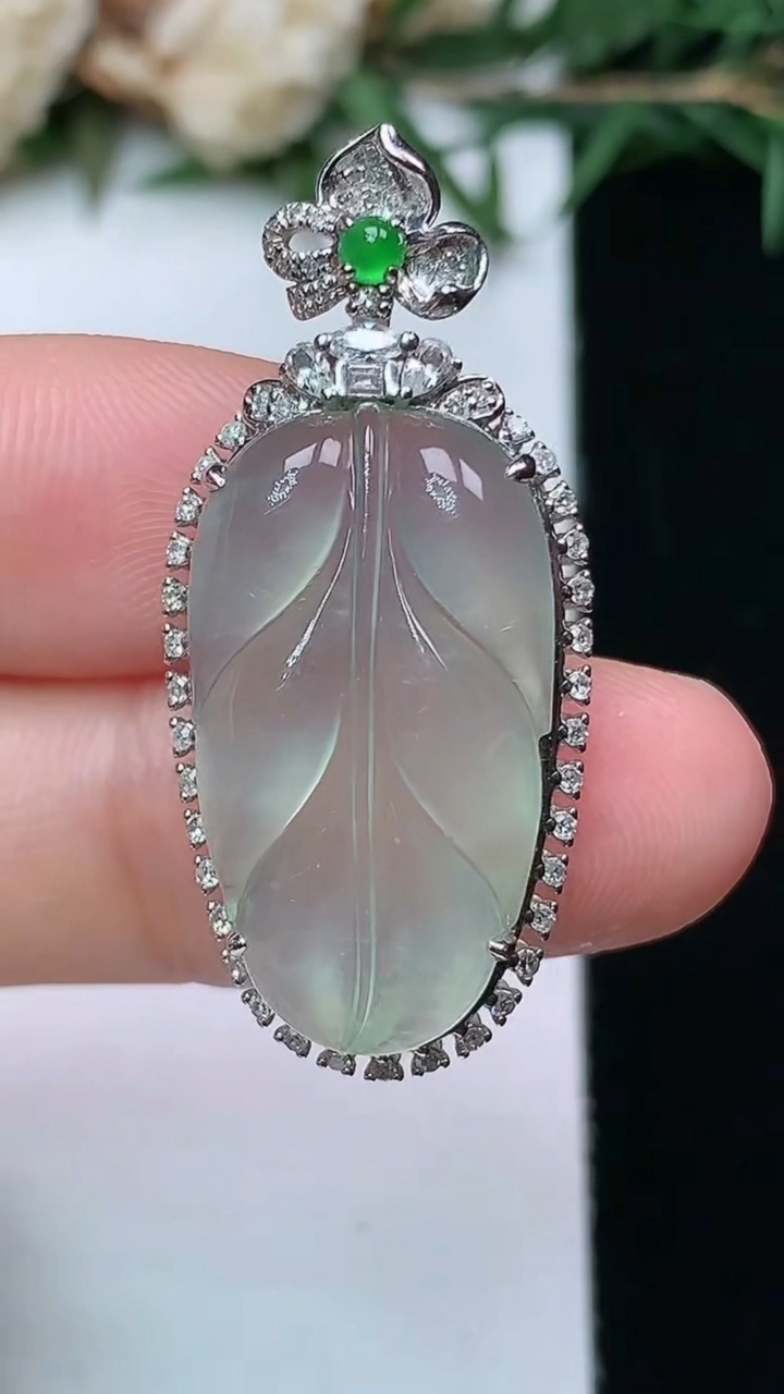 天然A货翡翠金枝玉叶 叶子吊坠，尺寸34.7-16-7.6，裸石13.3-13，重量:4.59g
4月13日