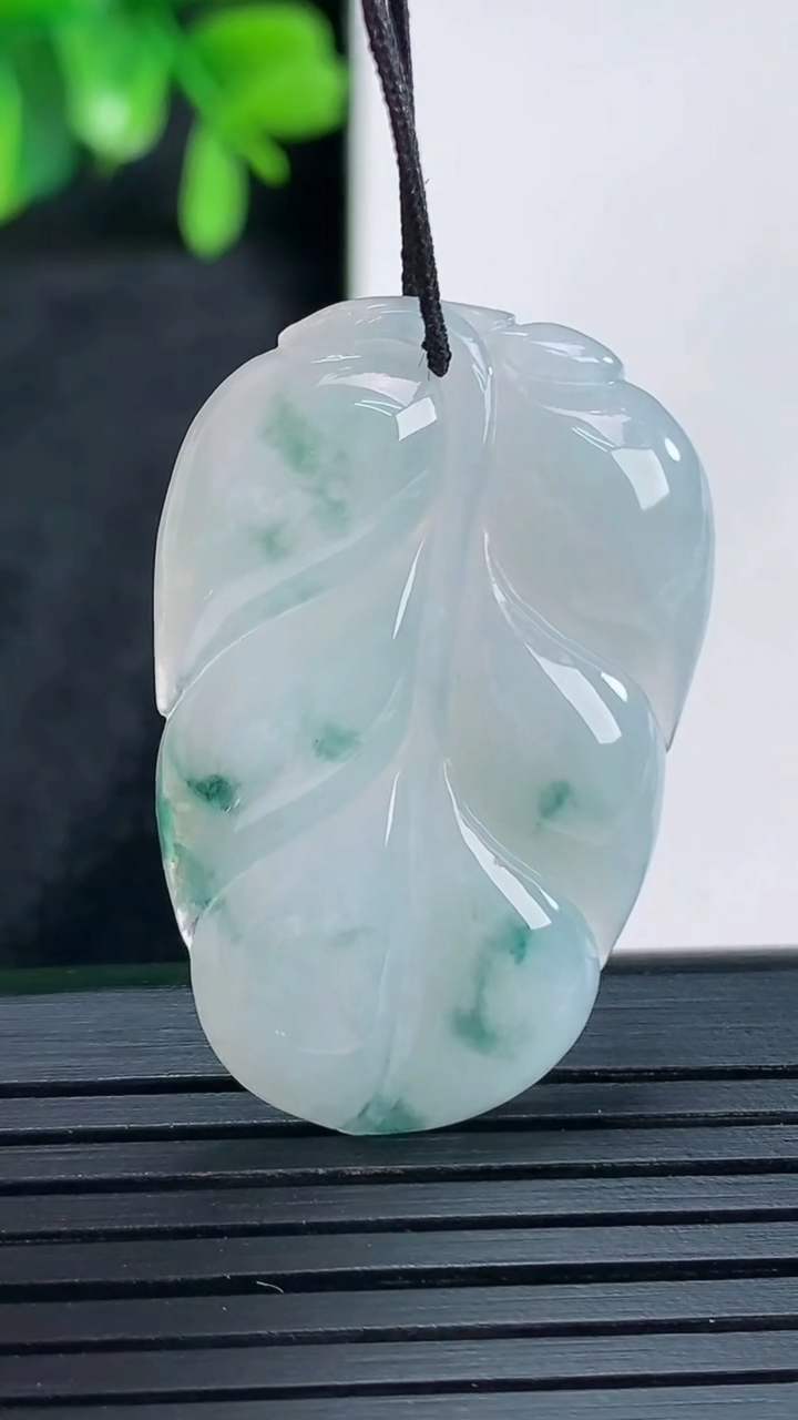 天然A货翡翠飘花金枝玉叶 叶子吊坠尺寸35.8-23.7-4重量:6.27g
4月13日