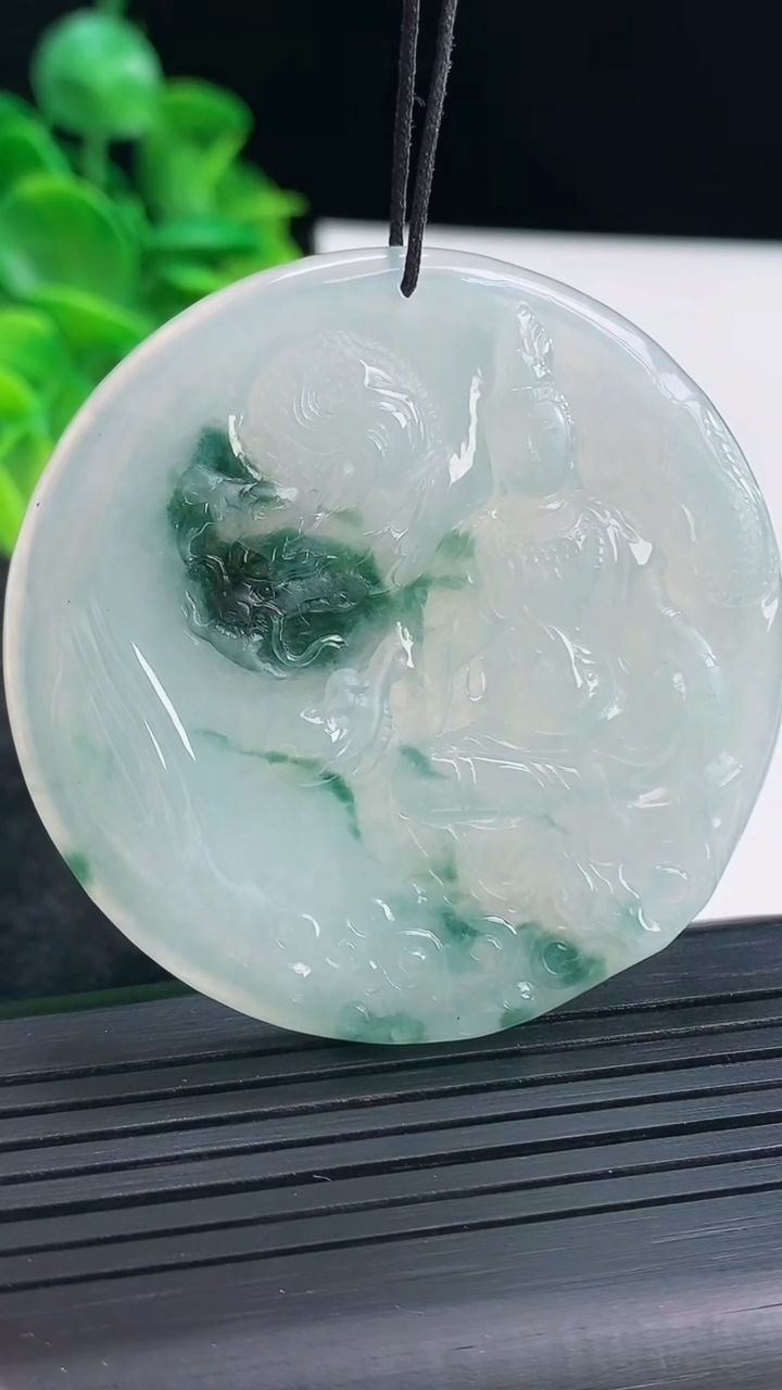 天然A货翡翠飘花祥龙观音菩萨吊坠尺寸52.3-5.4重量:31.22g
4月13日