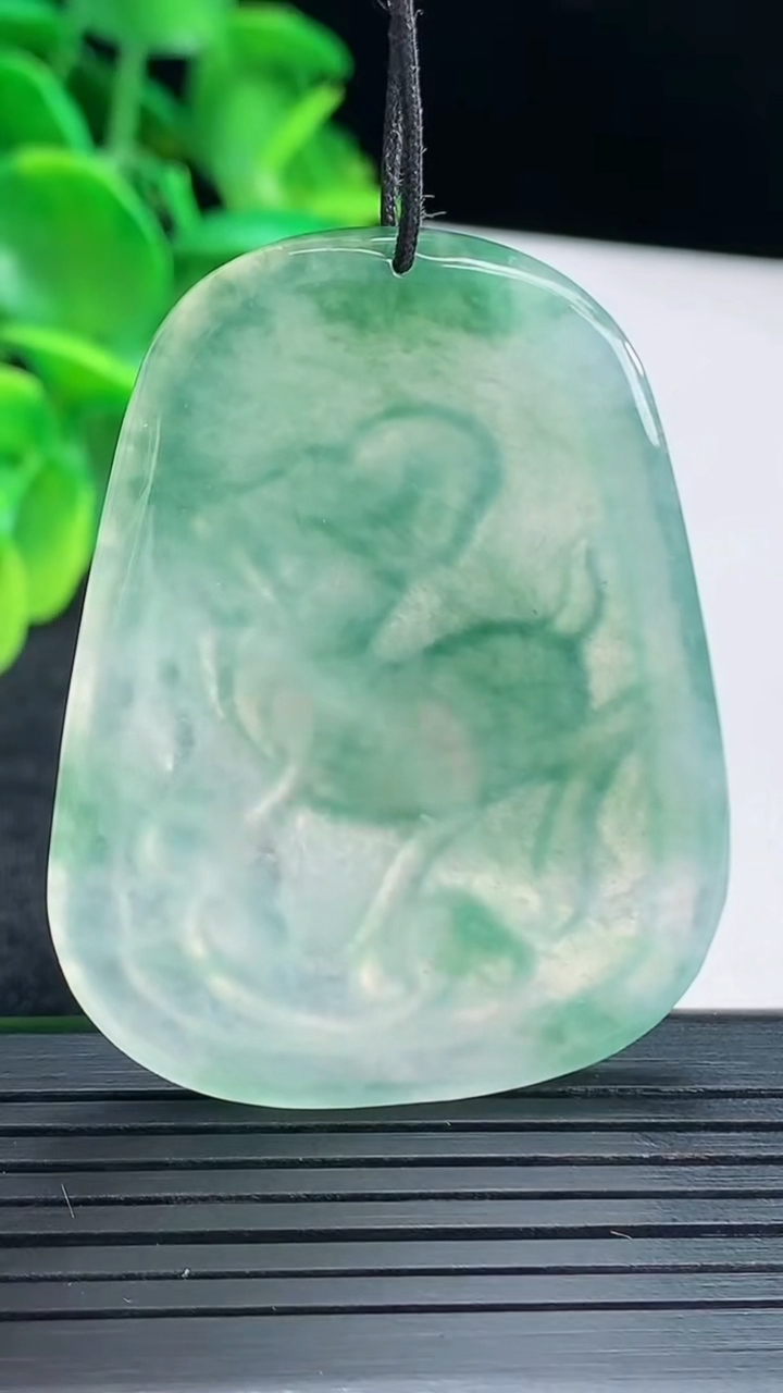 天然A货翡翠飘花生肖羊吊坠尺寸47.9-38-3.9重量:15.53g
4月13日