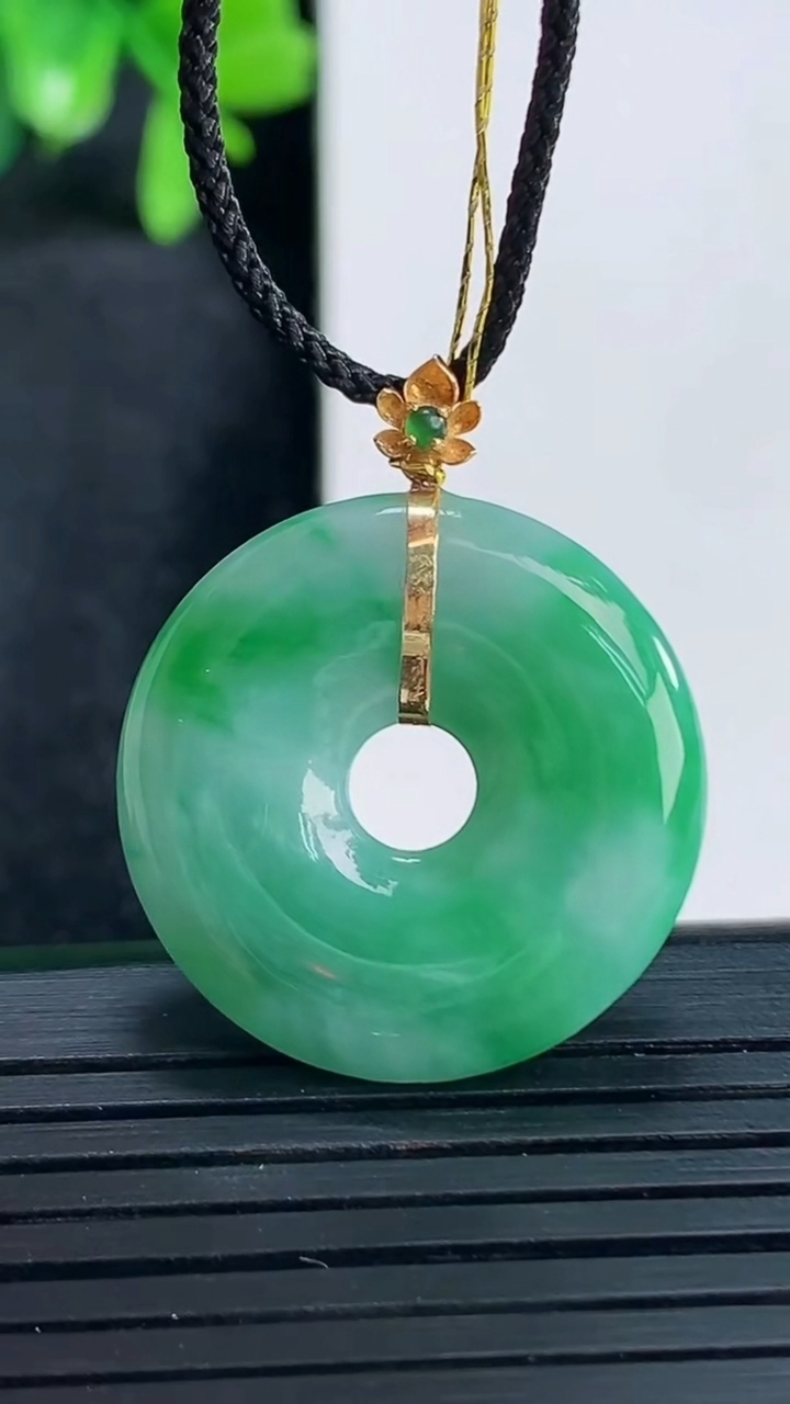 天然A货翡翠平安环吊坠尺寸24.4-4.5重量:6.09g
4月13日