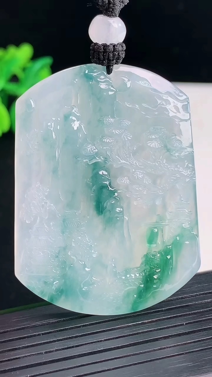天然A货翡翠种飘花山水牌吊坠，尺寸54-40.5-5.6重量:30.65g
4月13日