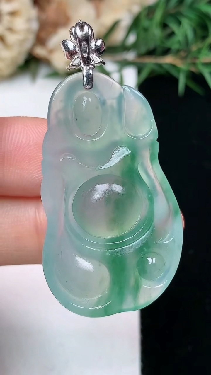 天然A货翡翠布袋佛吊坠，尺寸38-22.7-6.7，重量:9.54g
4月13日