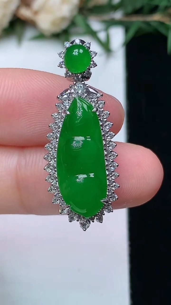 天然A货翡翠福豆吊坠，尺寸31-12-8，裸石19-7.7，重量:3.98g
4月13日