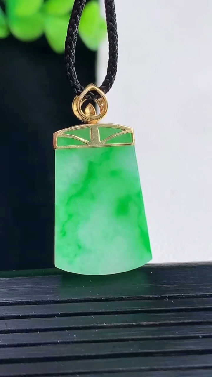 天然A货翡翠无事牌吊坠，尺寸23.5-15-3重量:3.29g
4月13日