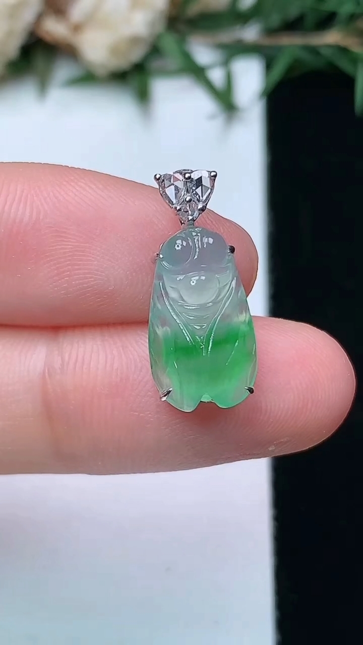 天然A货翡翠一鸣惊人吊坠，尺寸13.9-8.2-6.3，重量:1.49g
4月13日