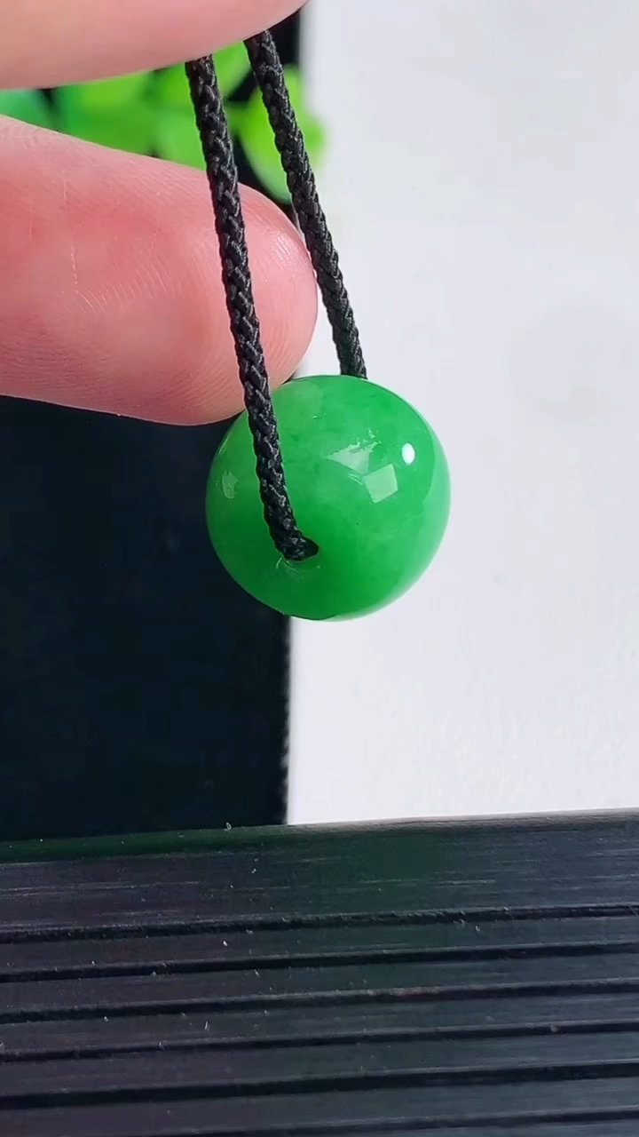 天然A货翡翠路路通吊坠，尺寸11-14.5重量:4.75g
4月13日