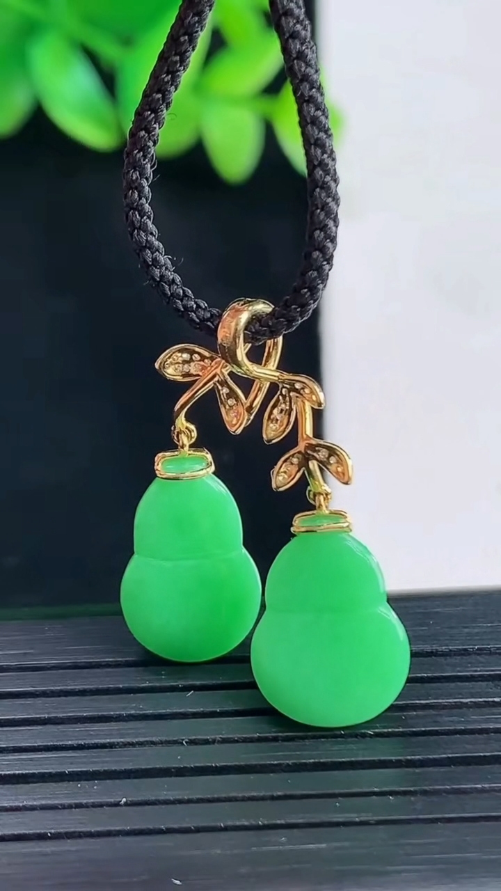 天然A货翡翠葫芦吊坠，尺寸13-10-5.6重量:3.59g
4月13日