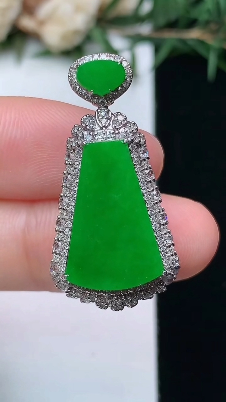 天然A货翡翠无事牌吊坠，尺寸30.5-15.8-8.6，裸石16.9-11，重量:4.21g
4月13日