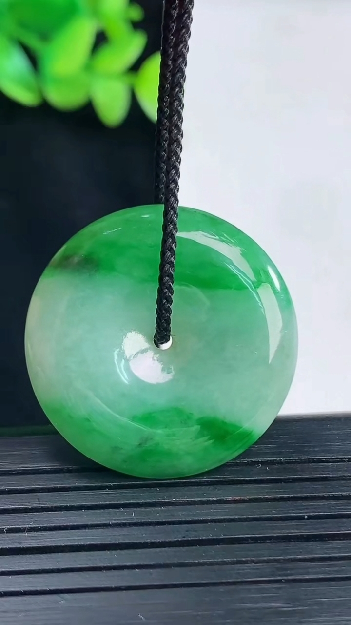 天然A货翡翠平安扣吊坠，尺寸29.6-6重量:10.57g
4月13日