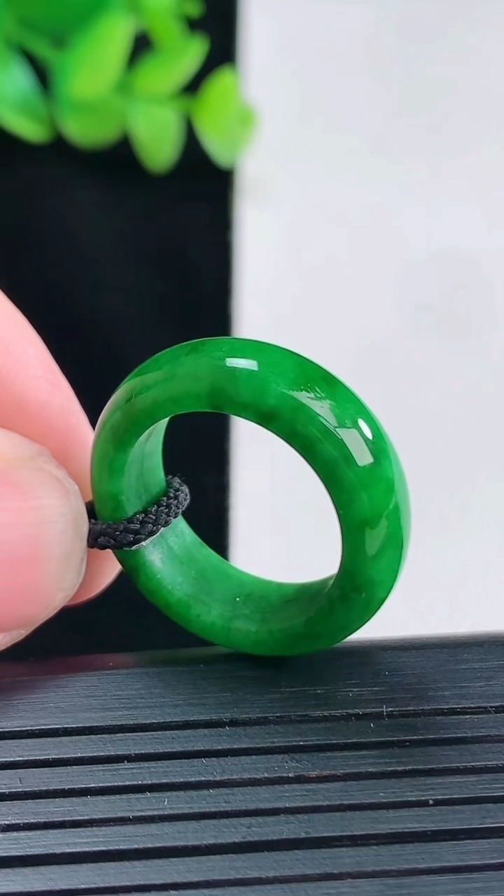 天然A货翡翠素面玉指环 戒指，尺寸17.2-7-4重量:4.97g2026年4月13日
工厂直销收藏佳品,种好水足，色泽均匀，有种有色，上手高大气！