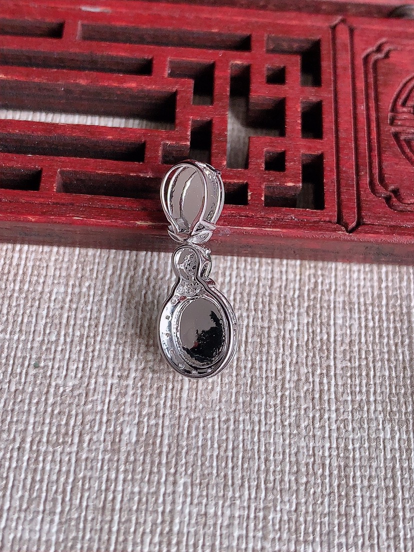 天然A货翡翠18K金伴钻镶嵌白冰白月光蛋面吊坠 
尺寸24-8.8-6裸石8-6.3mm 重量1.6