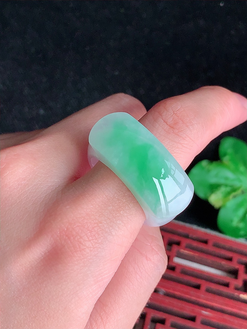 天然A货翡翠飘绿马鞍扳指 
尺寸20.5-12.5-7.5mm 重量15.54g 0411