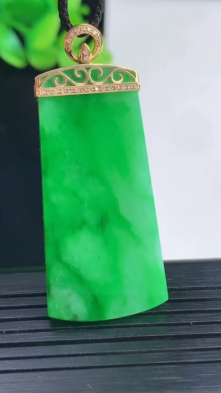 天然A货翡翠无事牌吊坠，尺寸40.6-20-3.5重量:9.20g
4月13日