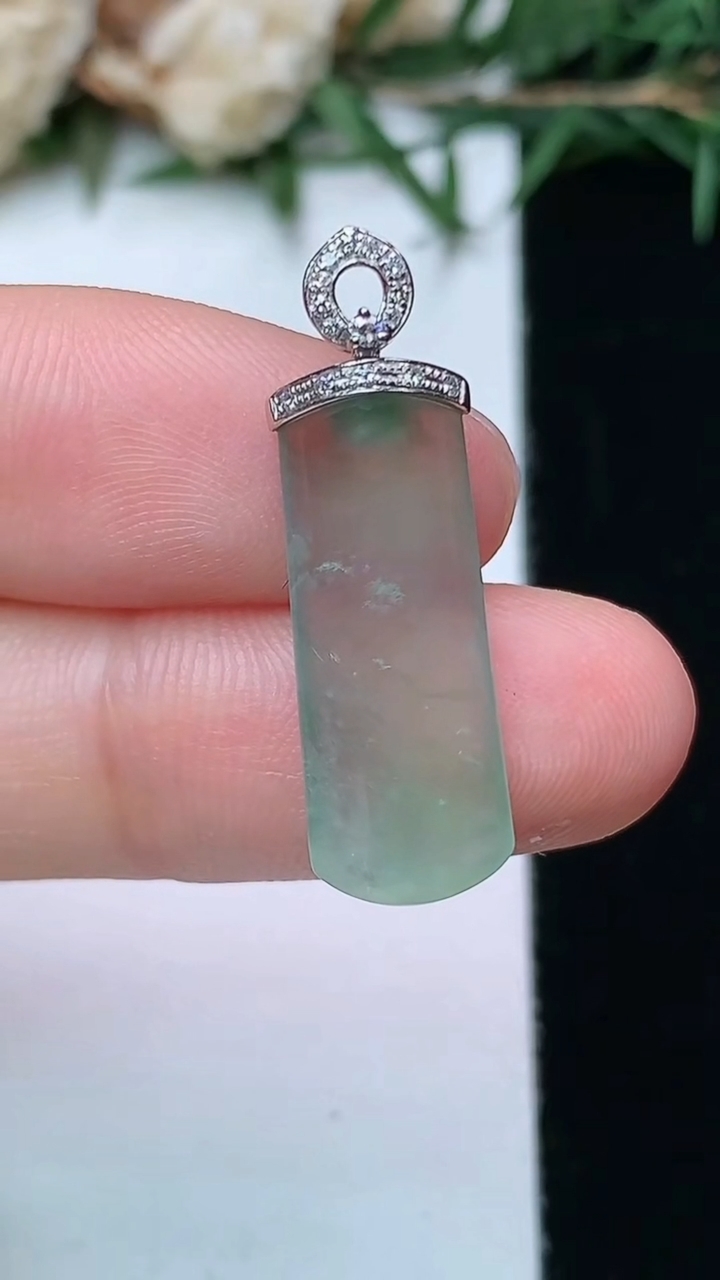 天然A货翡翠平安柱吊坠，尺寸21.4-8.4-4.3，重量:1.99g
4月13日