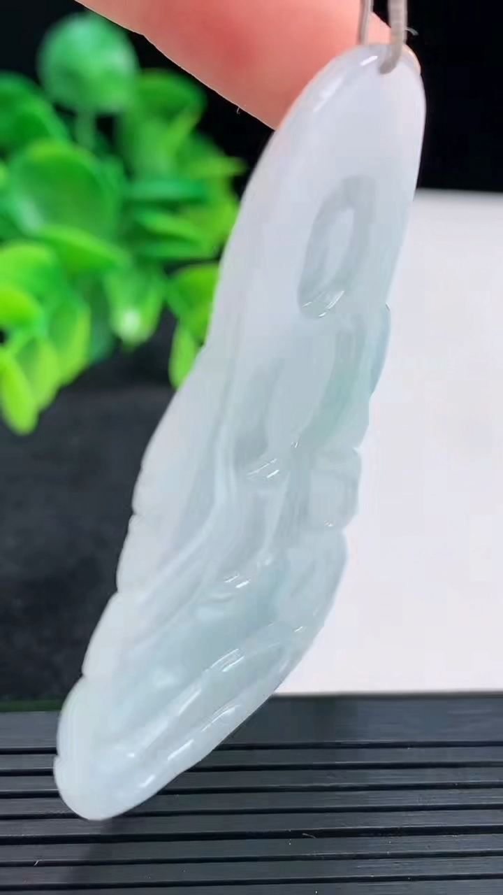 天然A货翡翠度母观音吊坠尺寸66-39.5-4.5重量:23.04g
4月13日