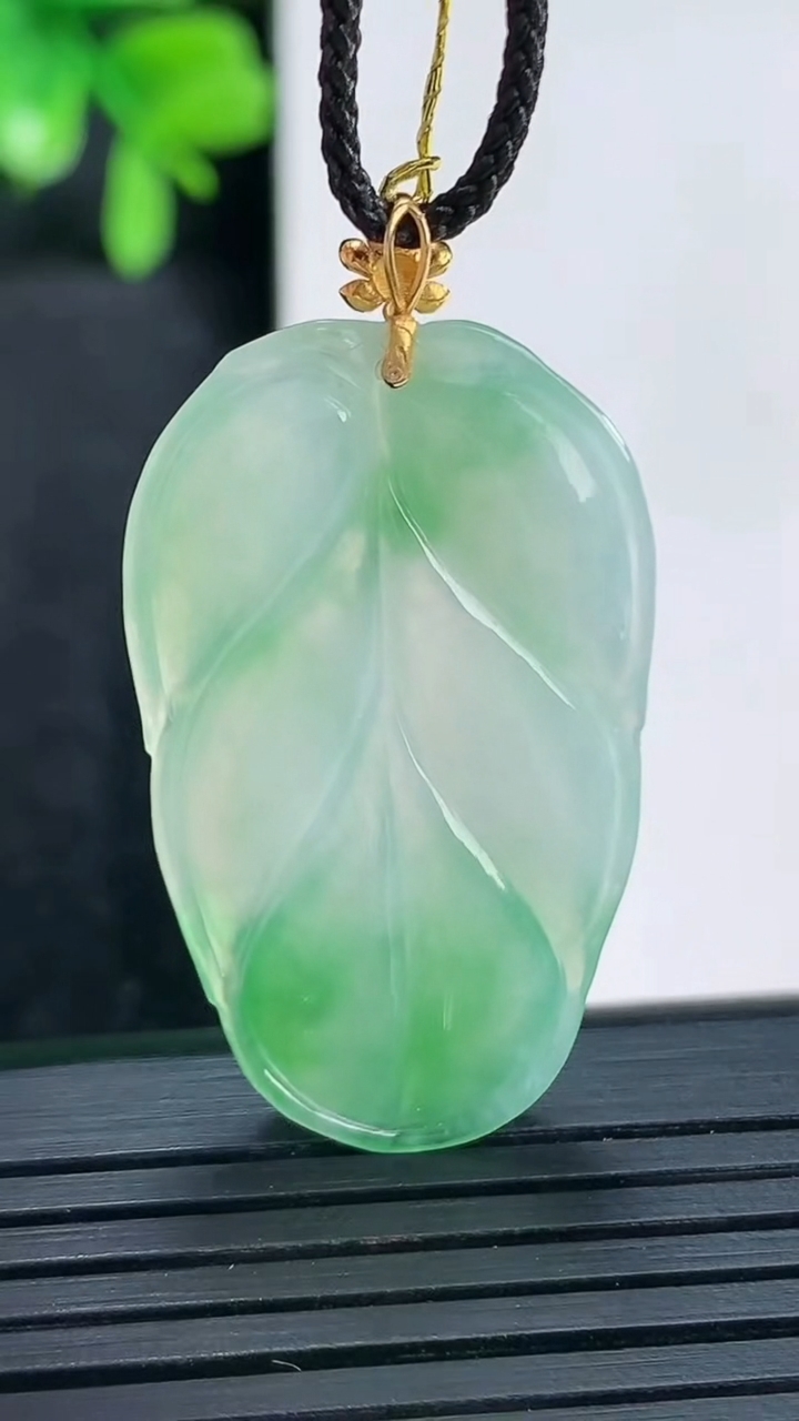 天然A货翡翠金枝玉叶 叶子吊坠尺寸39.6-20.7-3.8重量:5.49g
4月13日