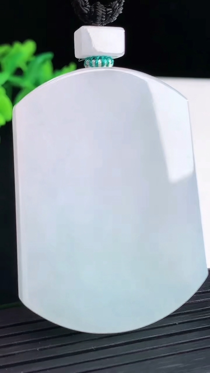 天然A货翡翠无事牌吊坠，尺寸55-41-5.5重量:43.30g
4月13日