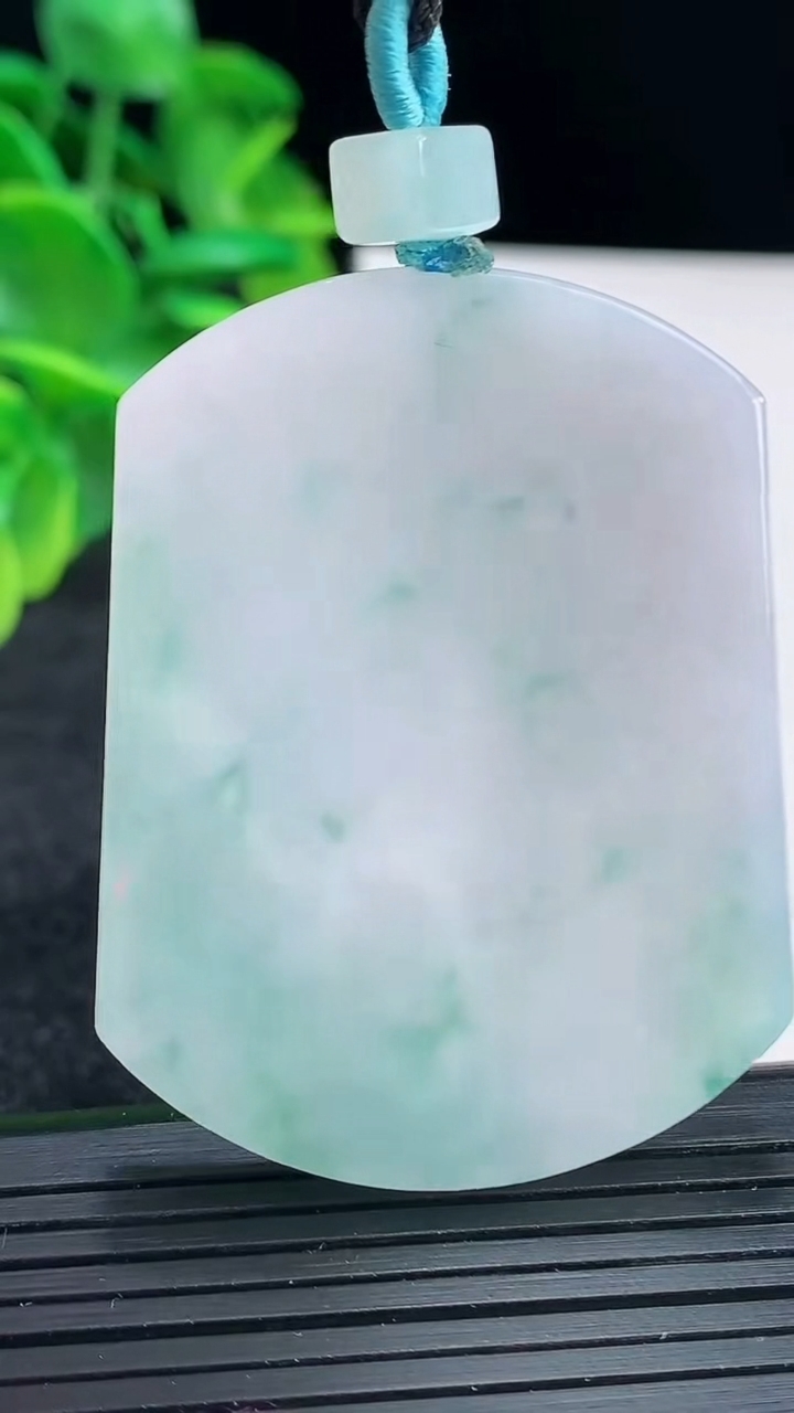 天然A货翡翠飘花无事牌吊坠尺寸50.7-38.7-5.3重量:33.71g
4月13日