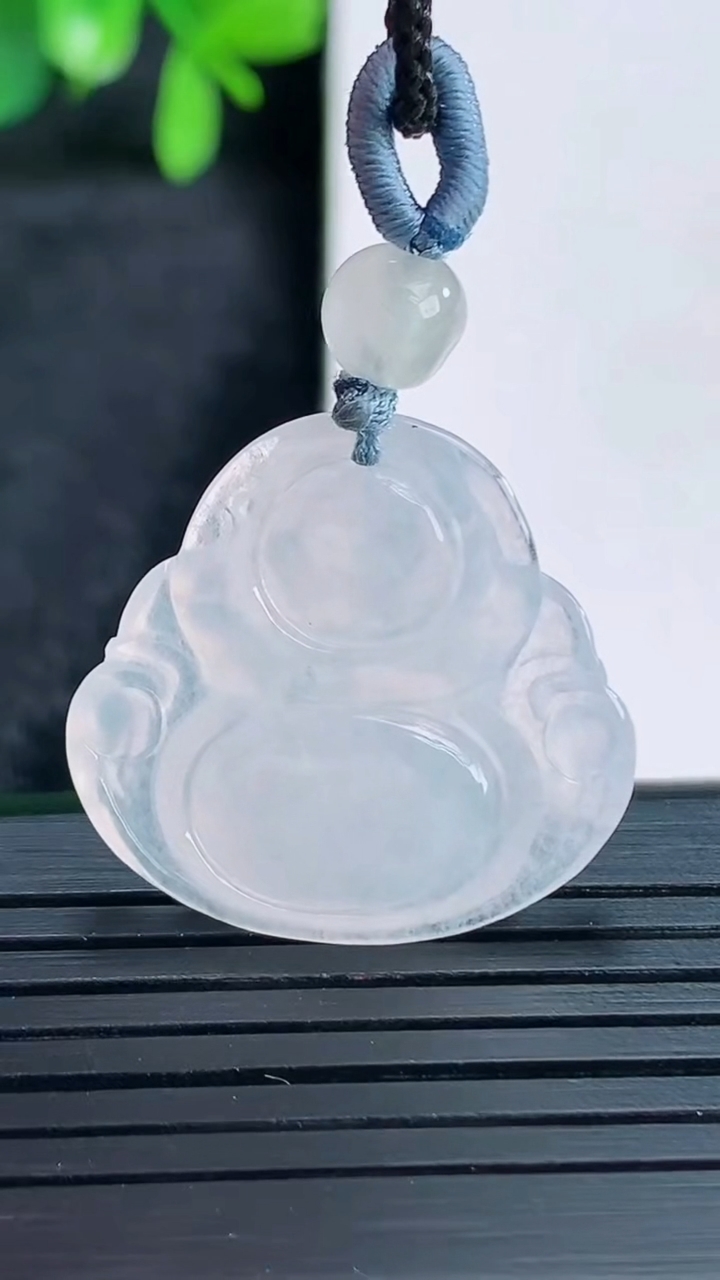 天然A货翡翠佛公吊坠尺寸23.9-25.2-3.9重量:4.04g
4月13日