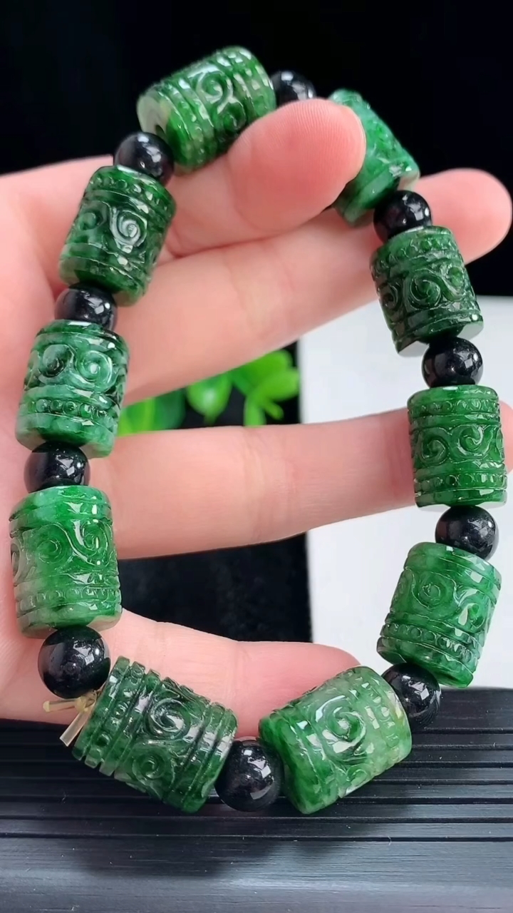 天然A货翡翠雕花路路通手串尺寸14.3-11.6-10颗重:44.30g994月13日
工厂直销收藏