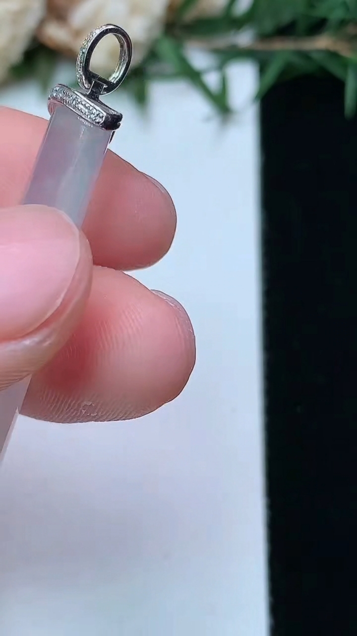 天然A货翡翠白冰平安柱吊坠，尺寸31.3-8-5.3，重量:3.34g
4月13日