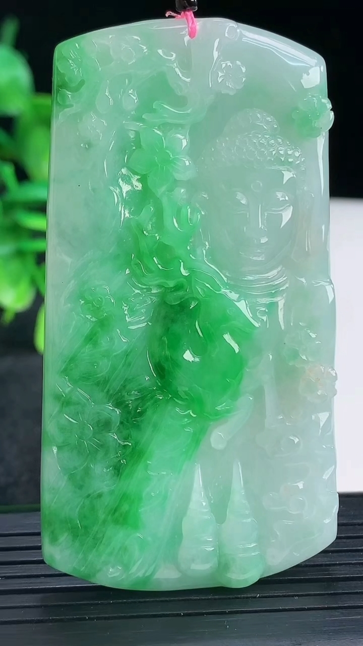 天然A货翡翠佛头吊坠尺寸72.6-39.4-5.5重量:39.13g
4月13日