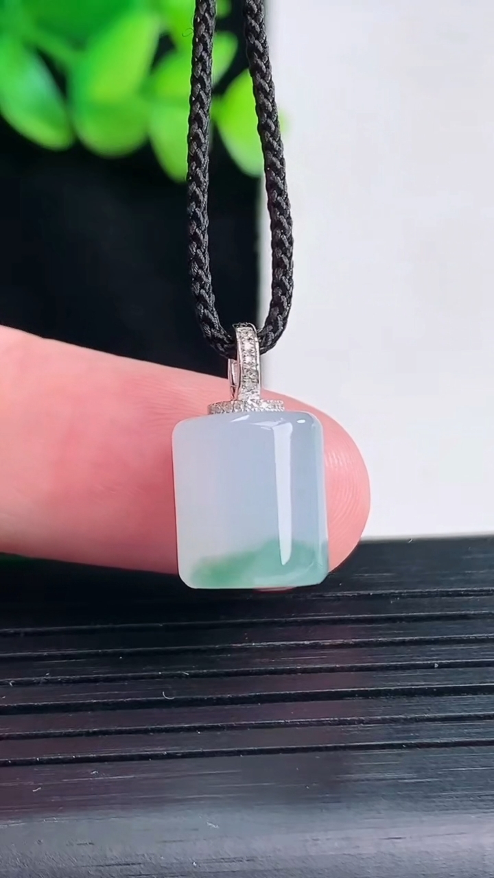 天然A货翡翠18k金飘花路路通吊坠，尺寸11-10重量:3.33g
4月13日