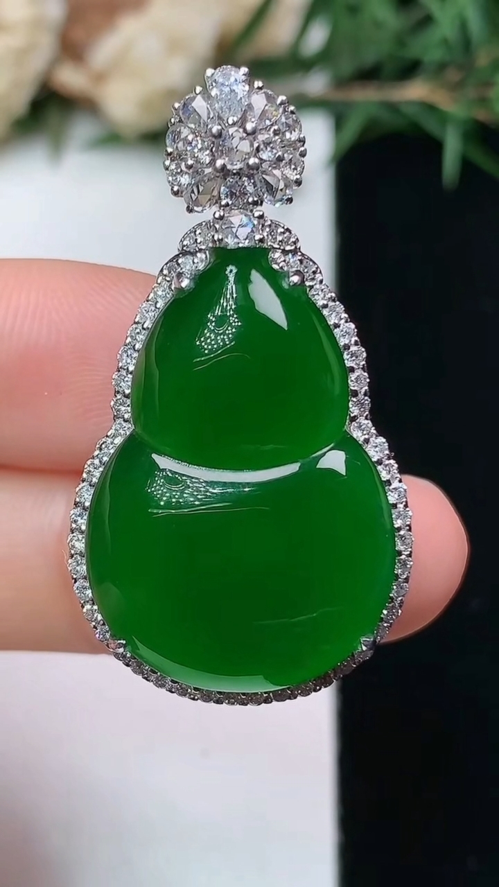 天然A货翡翠葫芦吊坠，尺寸36.5-19.8-10.6，裸石25-17.4，重量:9.12g
4月13日