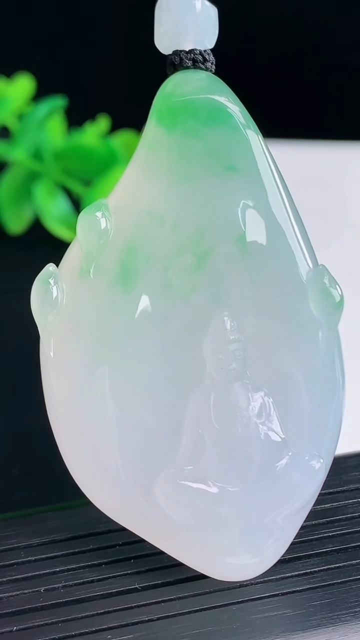 天然A货翡翠观音菩萨吊坠，尺寸61-37-11重量:52.57g
4月13日
