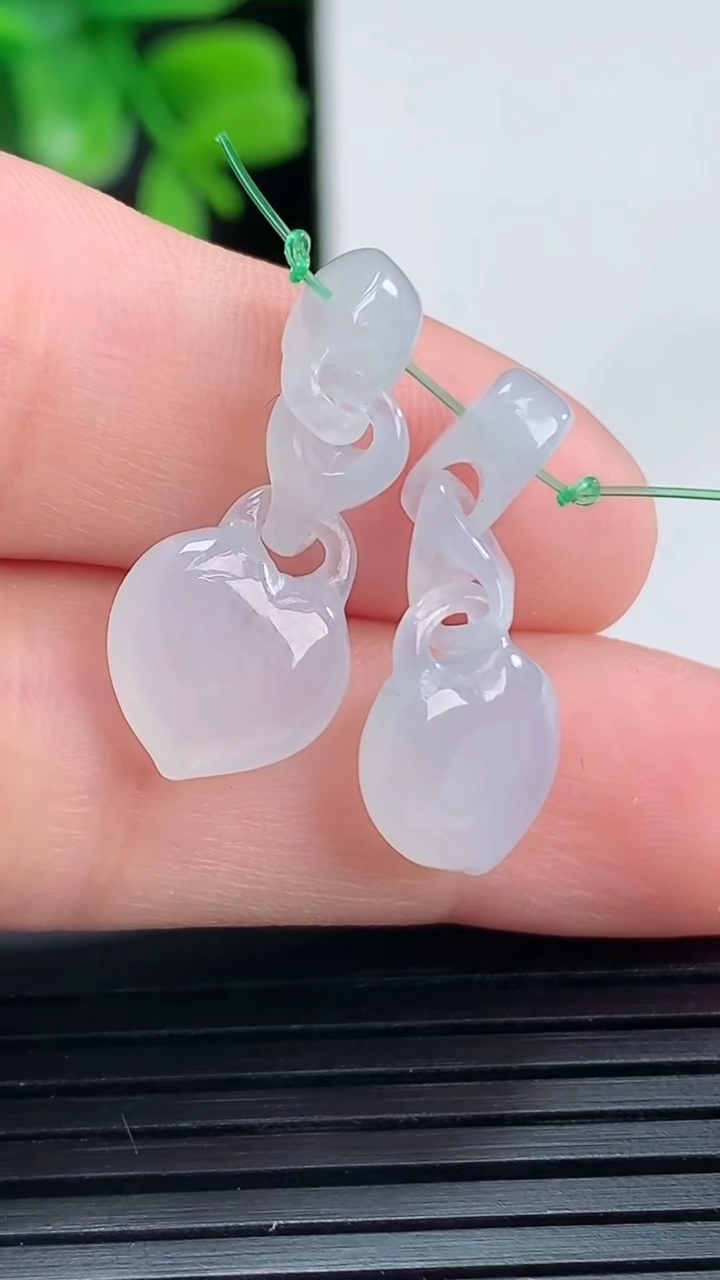 天然A货翡翠环环相扣吊坠一对尺寸24-10.1-4重量:2.77g
4月13日