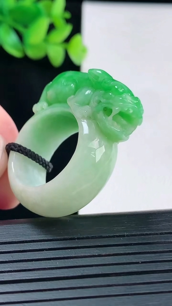 天然A货翡翠貔貅玉扳指，尺寸20.2-12-14重量:21.22g
4月13日