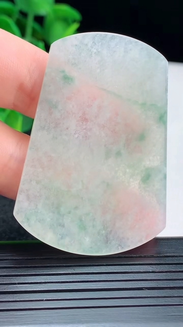 天然A货翡翠飘花无事牌吊坠尺寸52.2-37.2-2.1重量:12.80g
4月13日