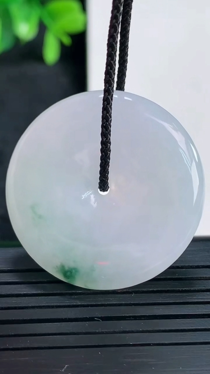 天然A货翡翠飘花平安扣吊坠尺寸33.1-5.3重量:13.21g
4月13日