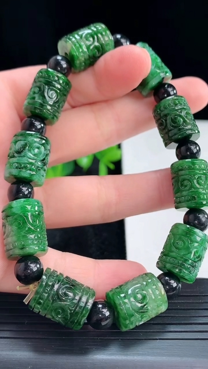天然A货翡翠雕花路路通手串尺寸14.3-11.6-10颗重:44.30g994月13日
工厂直销收藏佳品,种好水足，色泽均匀，有种有色，上手高大气！