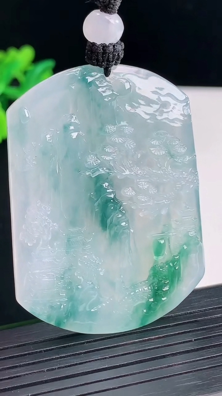 天然A货翡翠种飘花山水牌吊坠，尺寸54-40.5-5.6重量:30.65g
4月13日