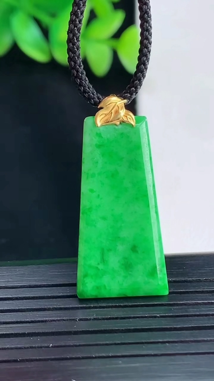 天然A货翡翠无事牌吊坠，尺寸28-14.5-2.5重量:2.82g
4月13日