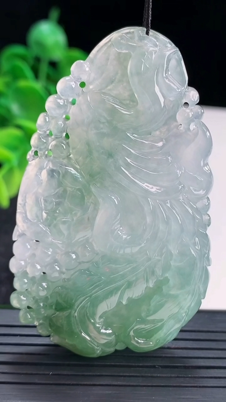 天然A货翡翠凤凰吊坠尺寸69-41.7-10重量:44.81g
4月13日