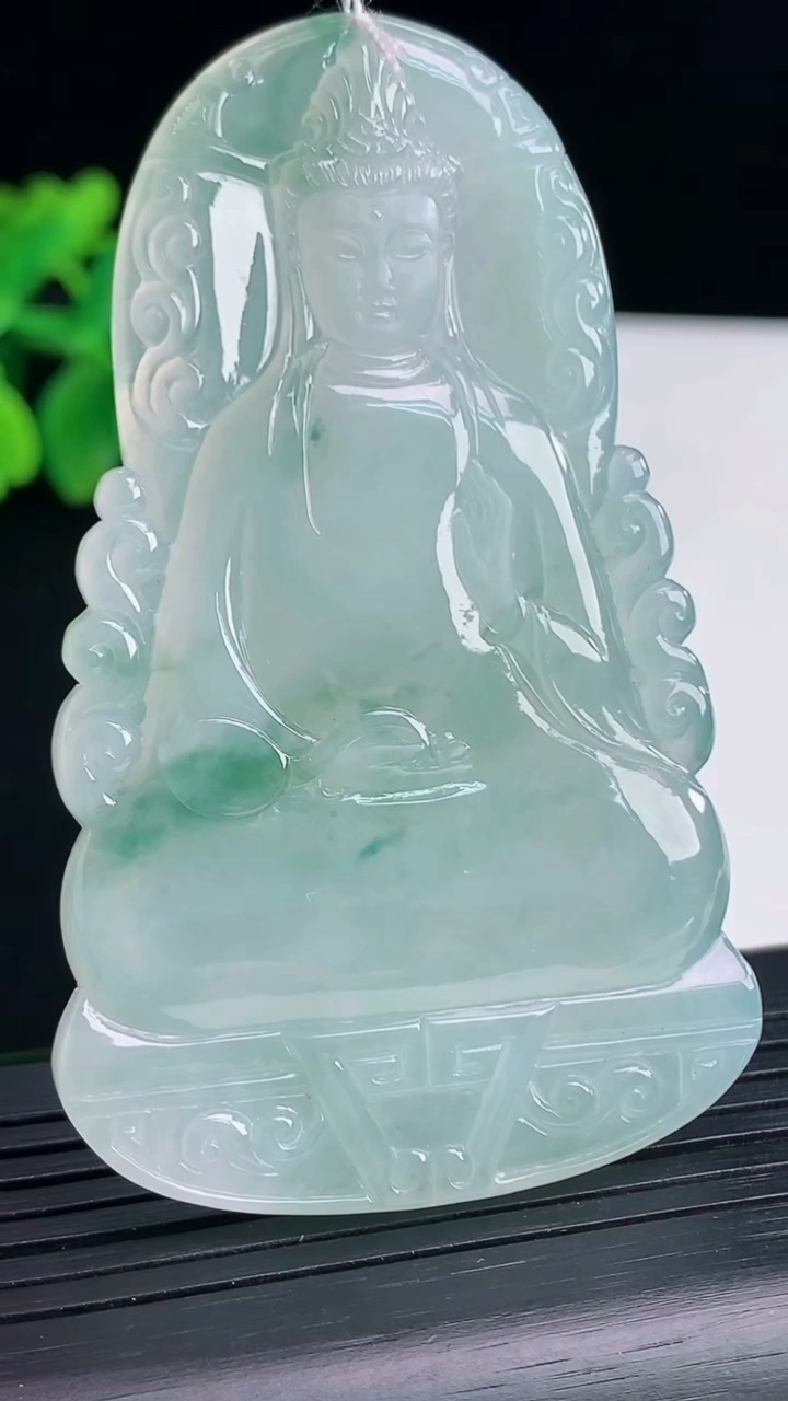 天然A货翡翠飘花素衣观音吊坠，尺寸70-44-5重量:36.81g
4月13日